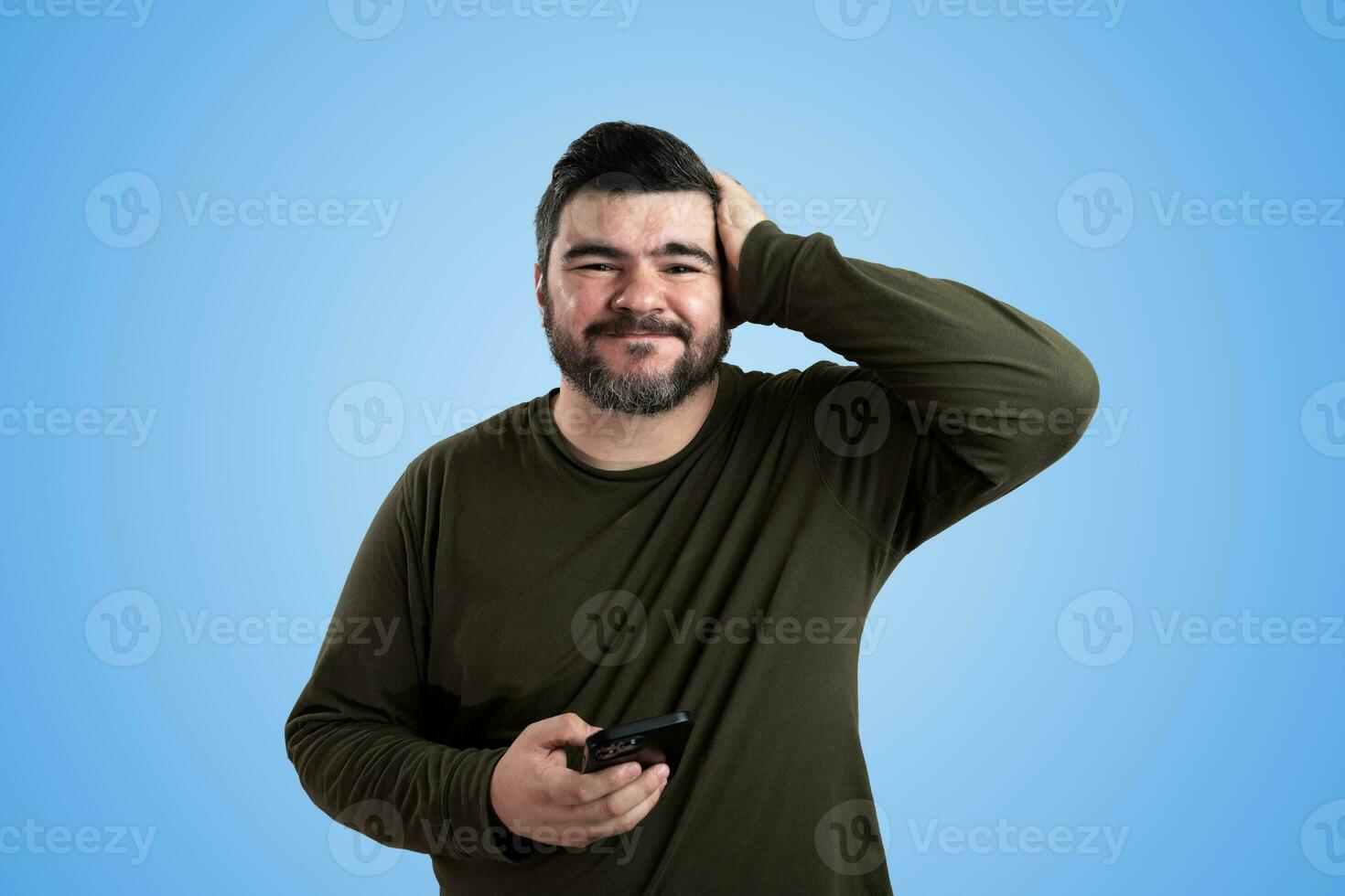 lächelnd Mann steht draußen mit klar Blau Himmel und Technologie foto