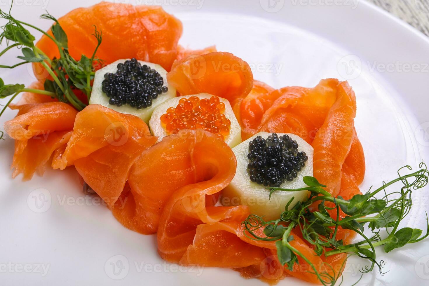geschnittener Lachs mit Kaviar foto