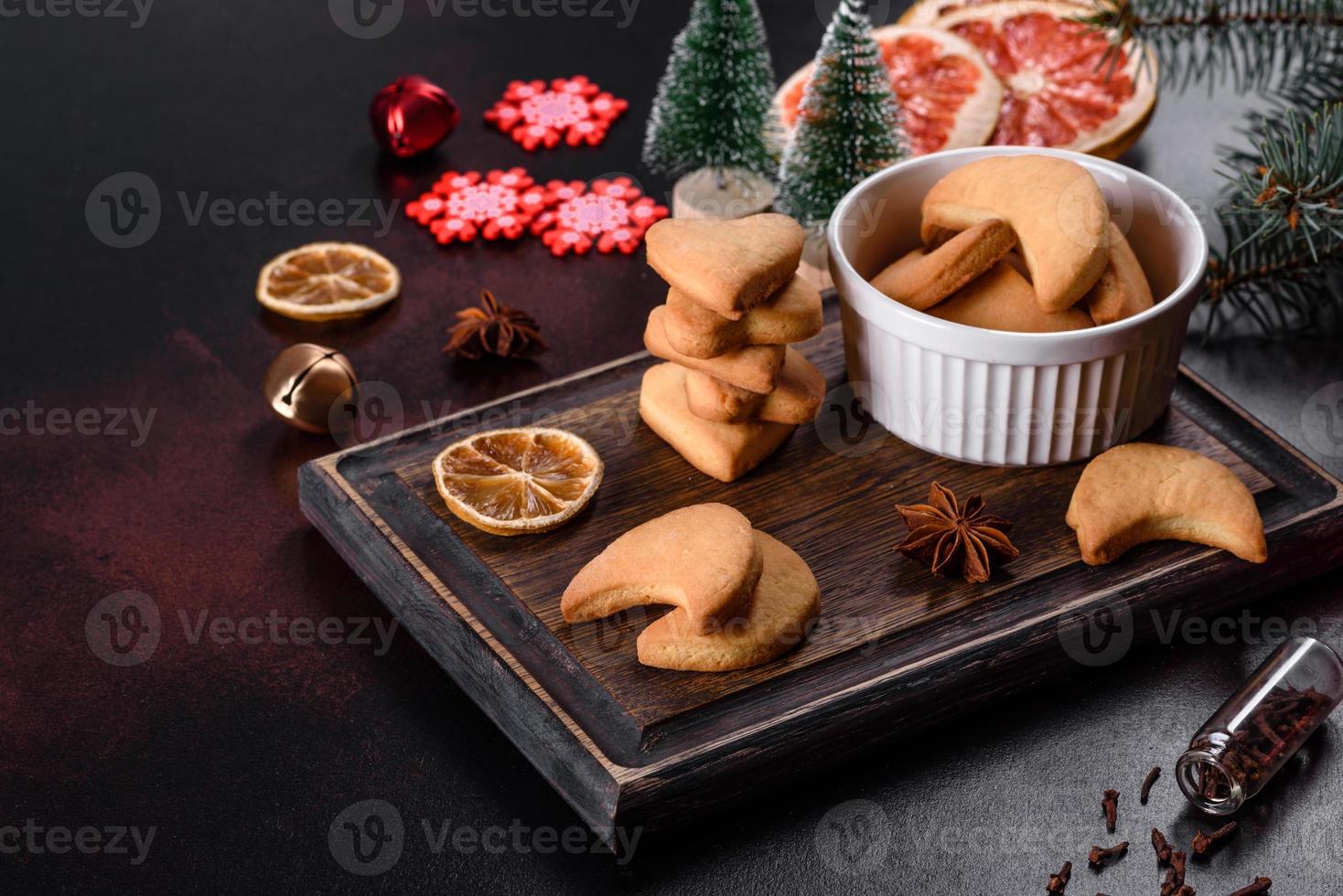 Weihnachtsrahmen mit Tannenzweigen, Lebkuchenplätzchen foto