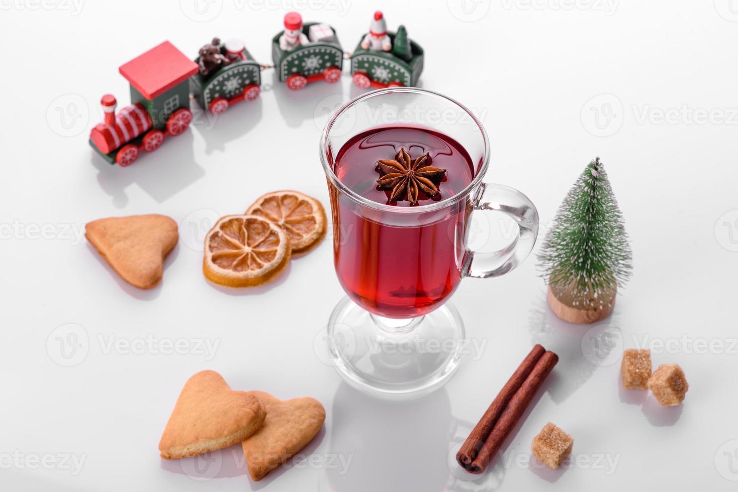 heißer roter Glühwein isoliert auf weißem Hintergrund mit Weihnachtsgewürzen foto