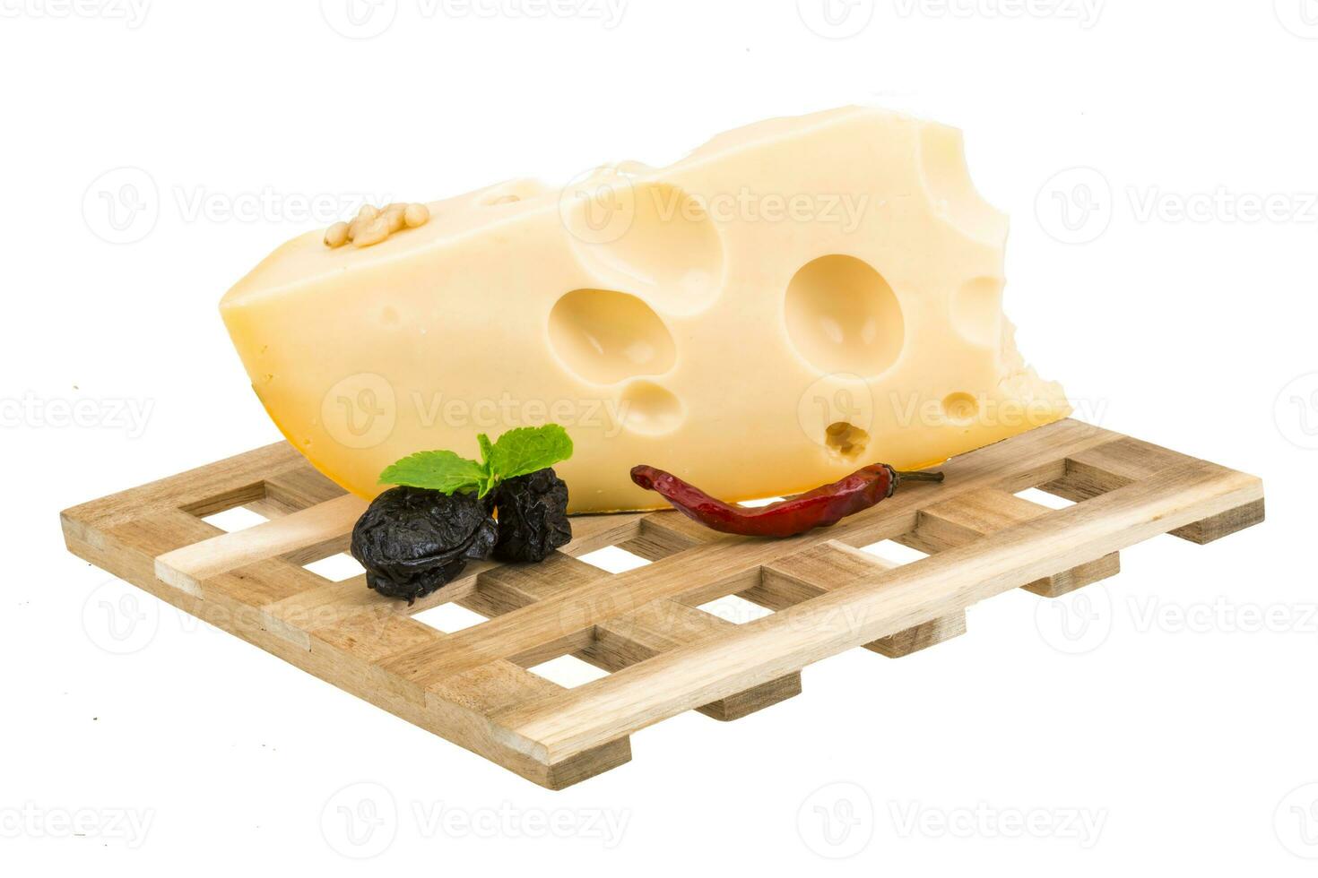 Maasdamer Käse isoliert auf weißem Hintergrund foto