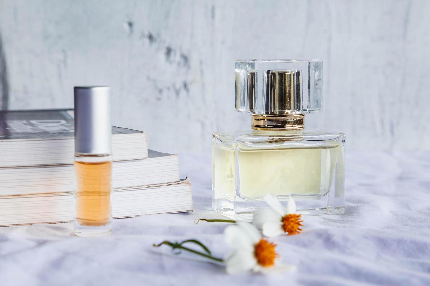 goldene parfüm- und parfümflaschen auf weißem hintergrund foto