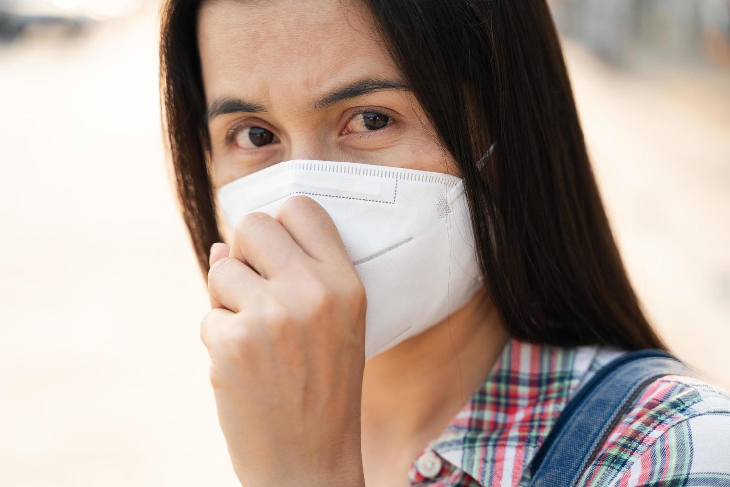 Frau mit n95-Gesichtsmaske zum Schutz des PM2.5- und Covid19-Virus foto