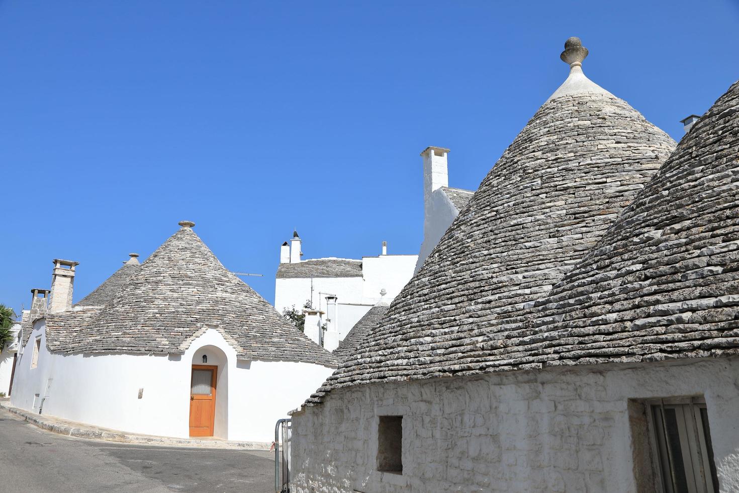 Stadtbild typischer Trulli-Häuser in Alberobello, Italien foto