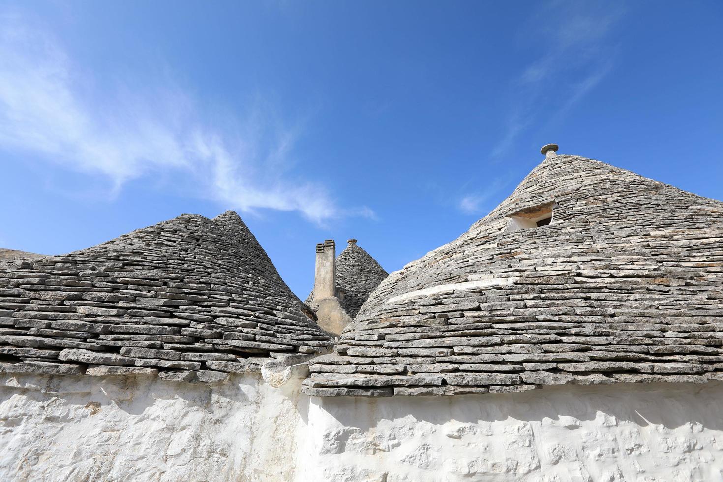 Stadtbild typischer Trulli-Häuser in Alberobello, Italien foto