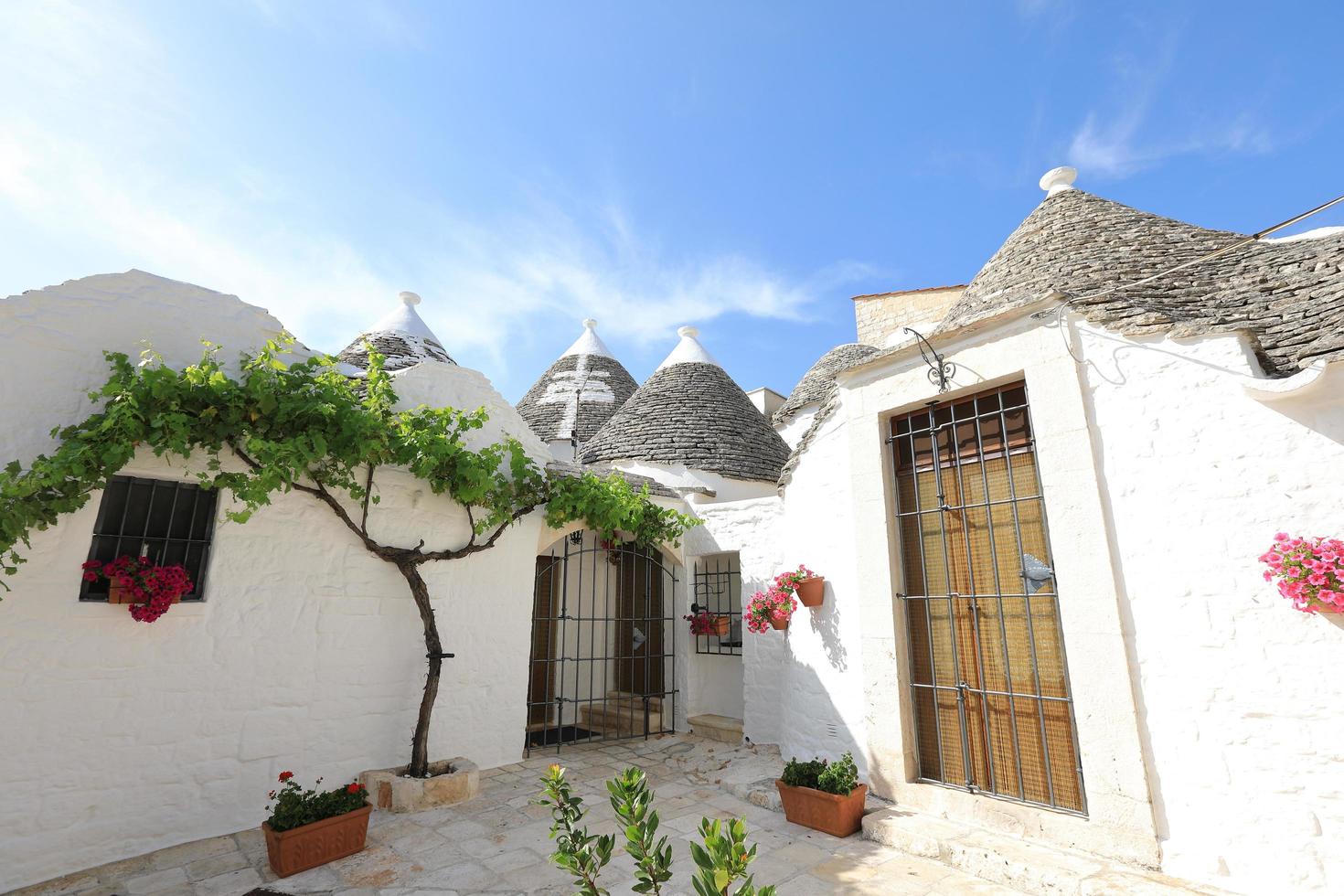 Stadtbild typischer Trulli-Häuser in Alberobello, Italien foto