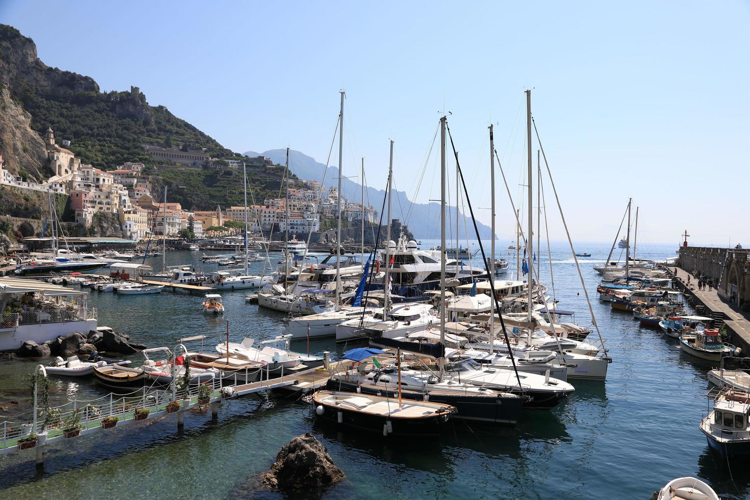 Blick auf die schöne Amalfiküste in Italien foto