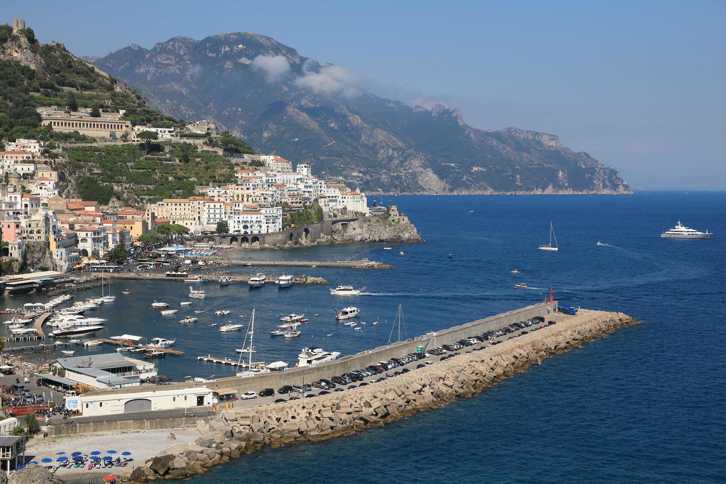 Blick auf die schöne Amalfiküste in Italien foto