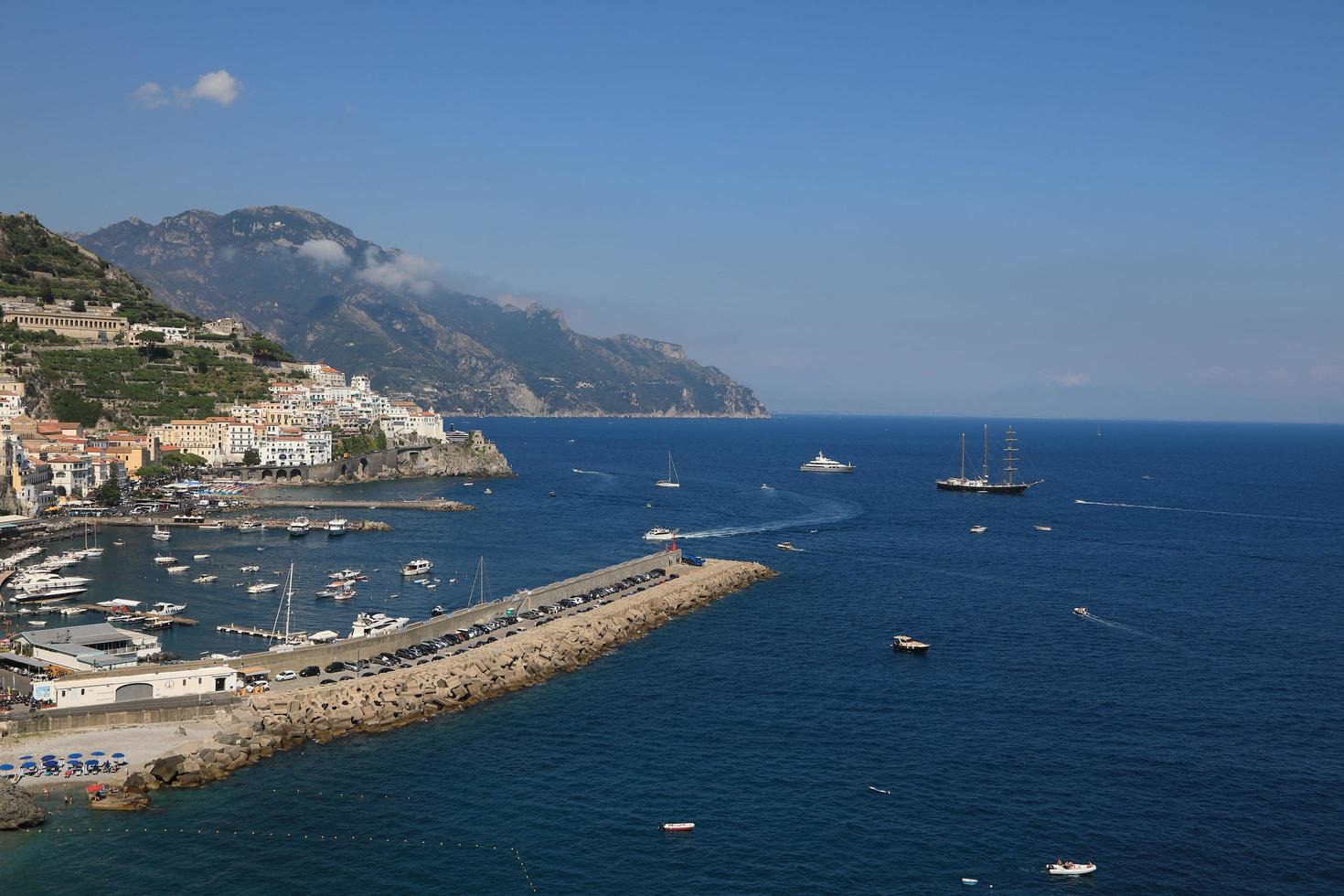 Blick auf die schöne Amalfiküste in Italien foto