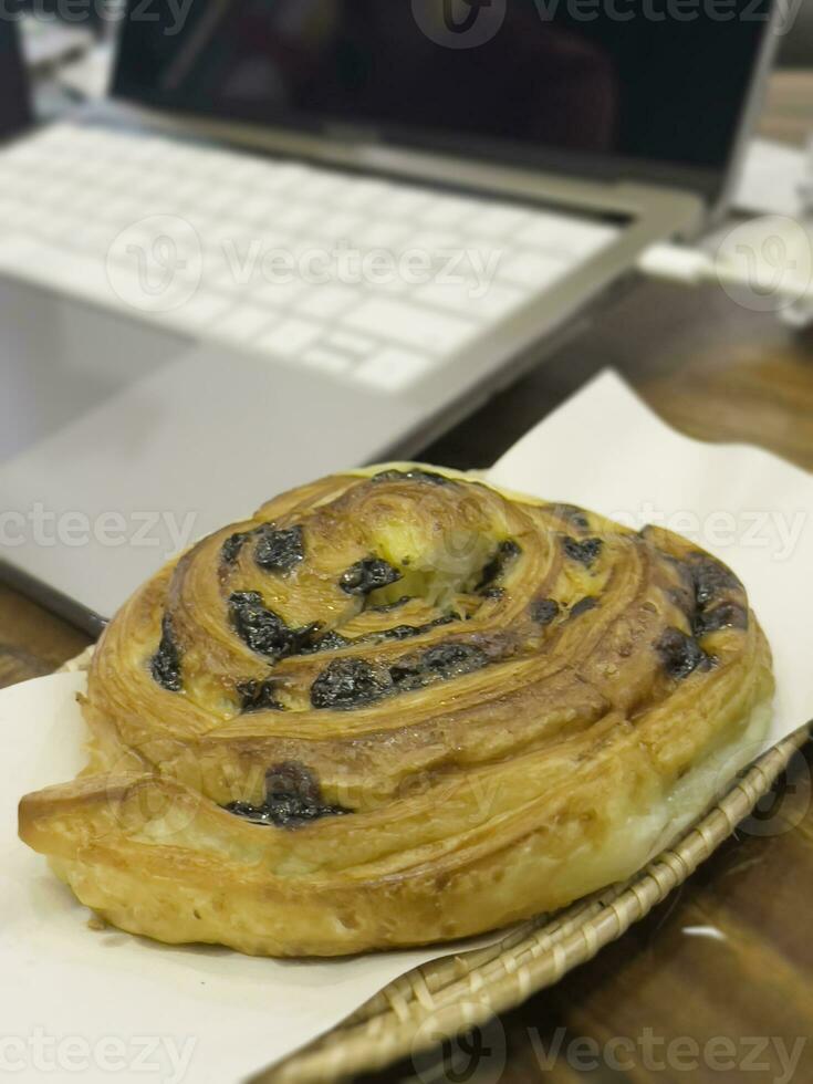 Französisch Frühstück mit Gebäck beim Arbeit von Zuhause foto