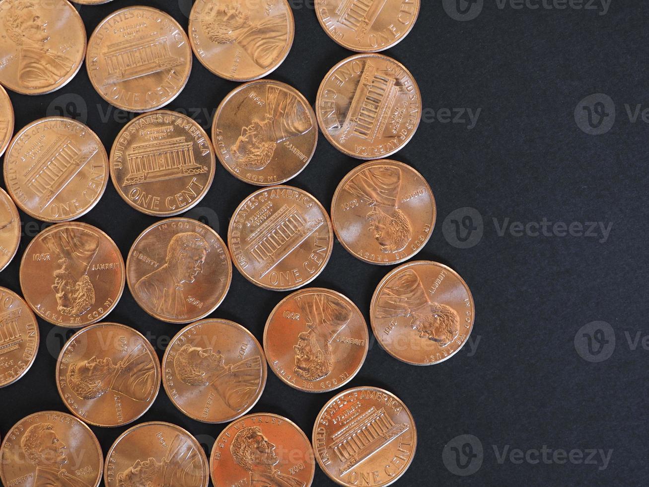 Ein-Cent-Dollar-Münzen, Vereinigte Staaten über Schwarz foto