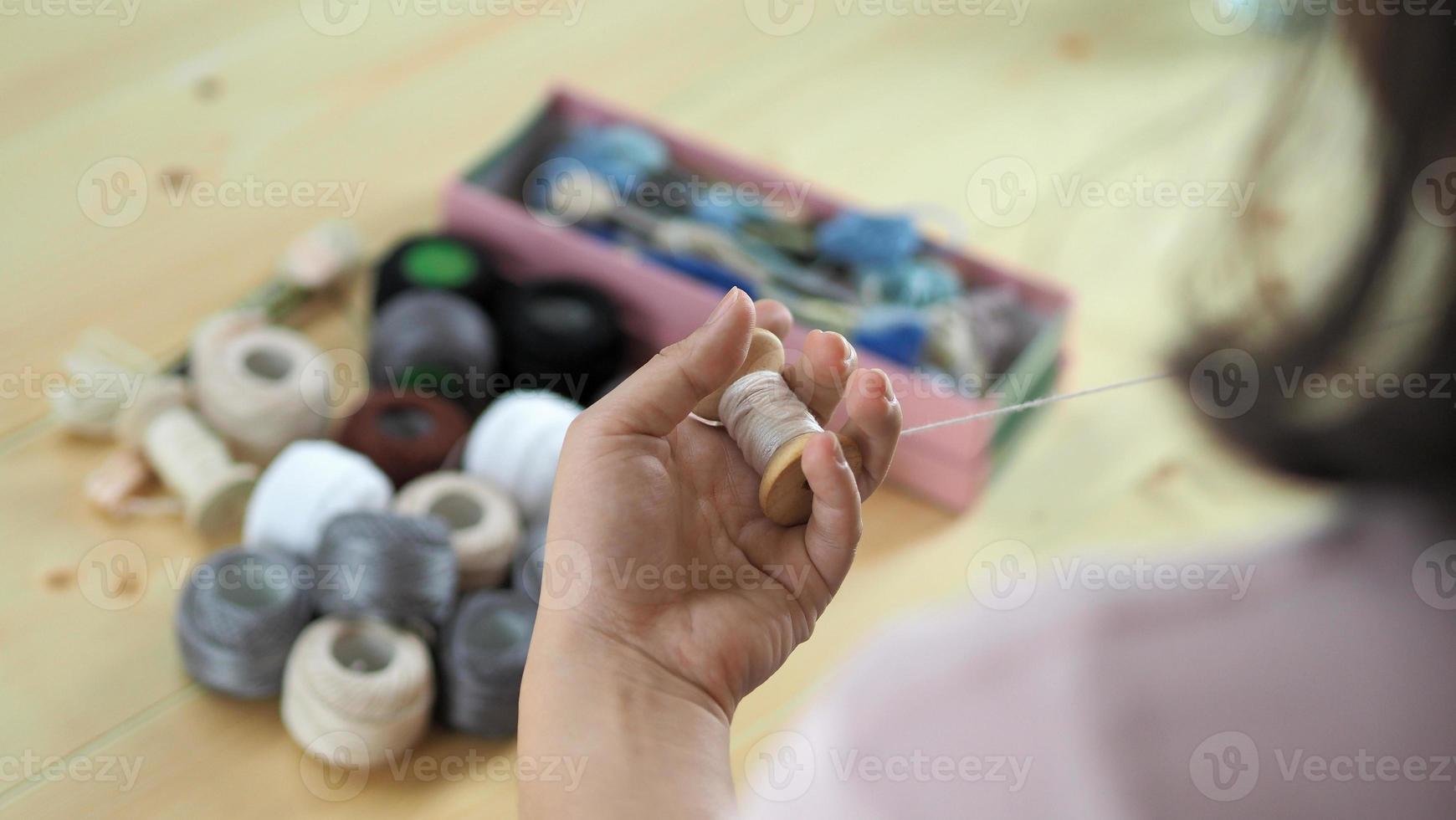 sticken nähen von frauenhand. Handwerk und weibliche Hände. foto