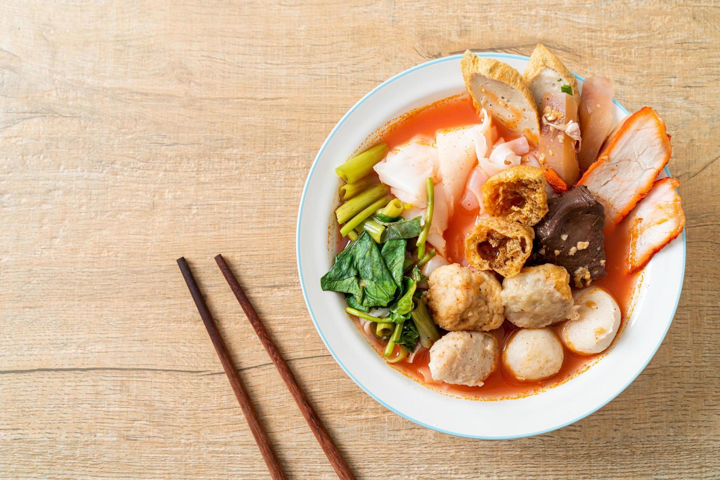 Nudeln mit Fleischbällchen in rosa Suppe foto