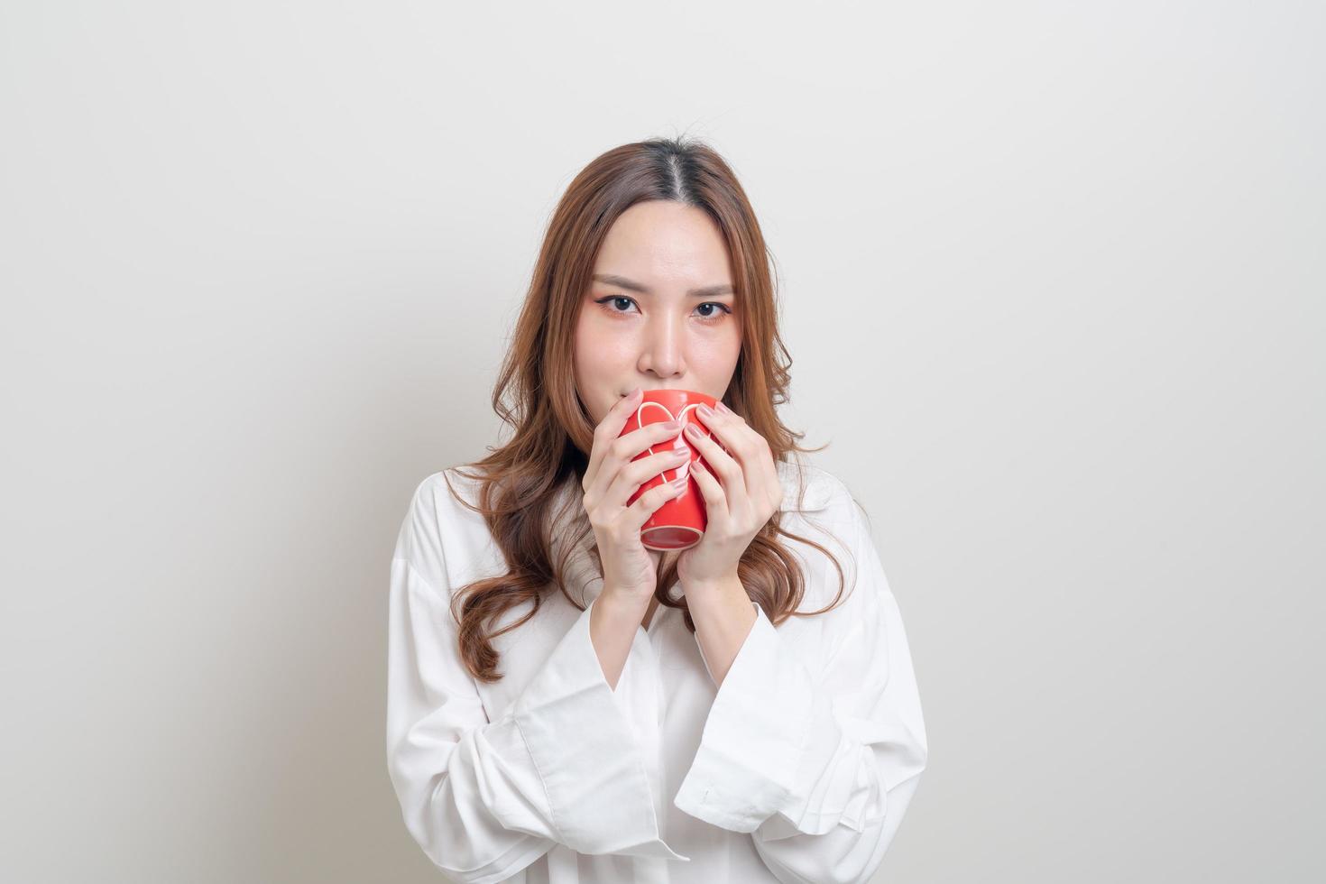 Porträt schöne asiatische Frau mit Kaffeetasse oder Tasse foto