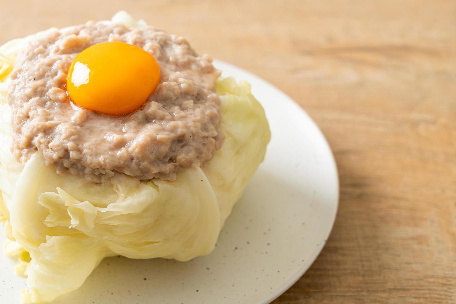 gedämpfter Kohl gefüllt mit Hackfleisch und Eigelb foto