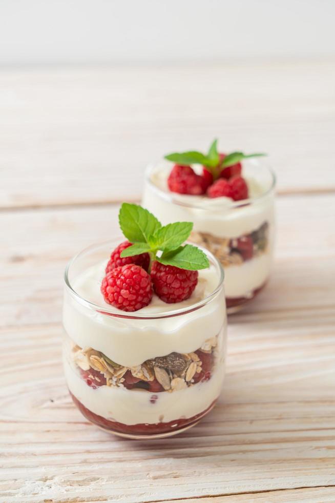 frische Himbeeren und Joghurt mit Müsli foto