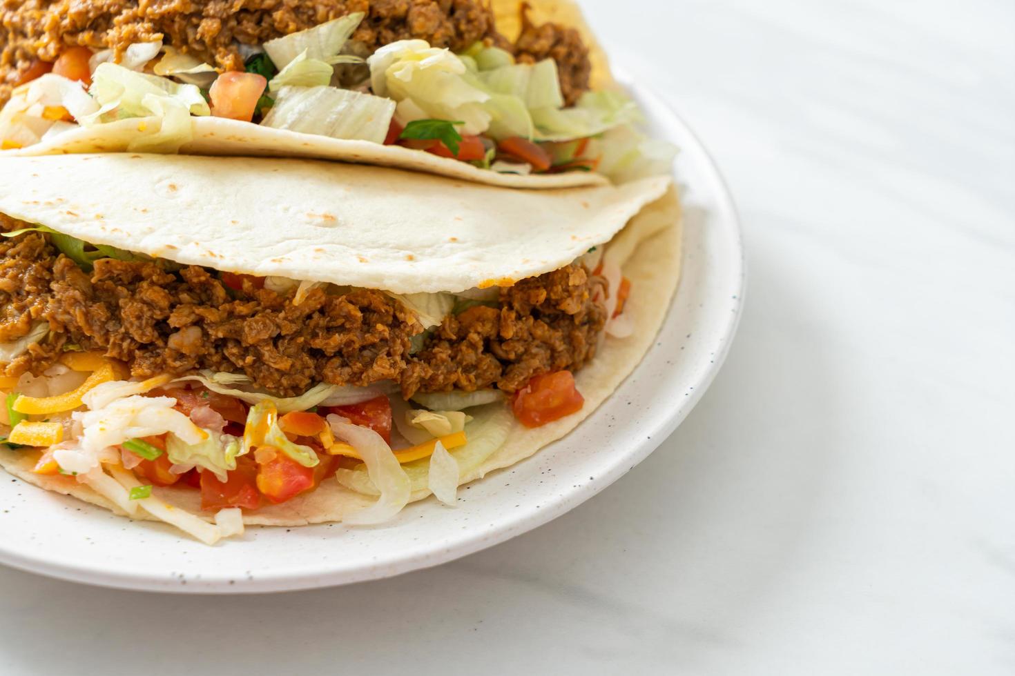 mexikanische Tacos mit gehacktem Hühnchen foto