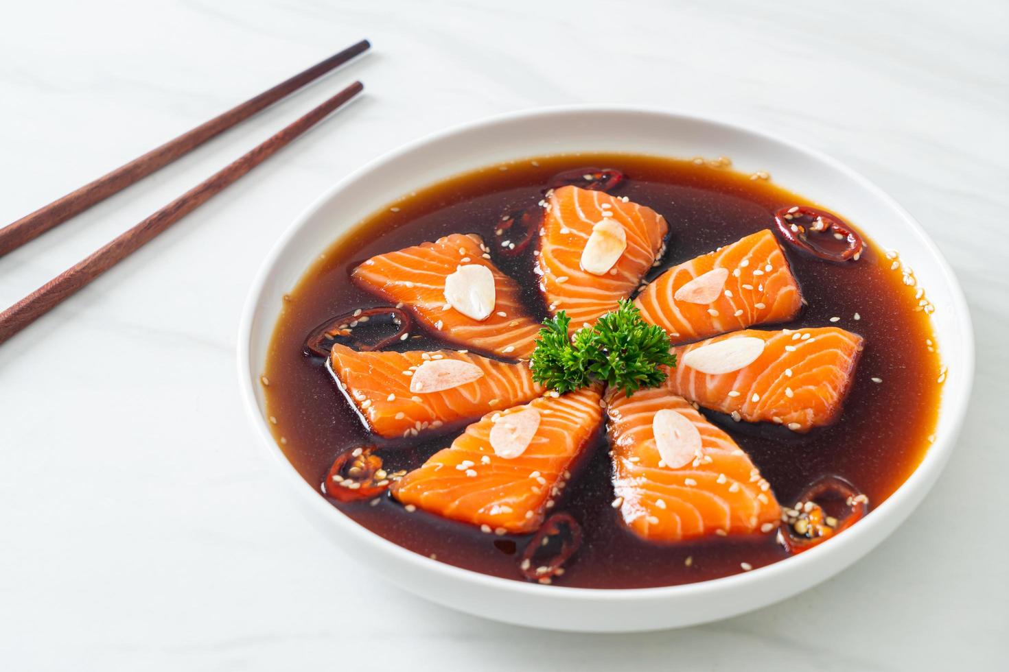 mit Lachs mariniertes Shoyu oder mit Lachs eingelegte Sojasauce foto