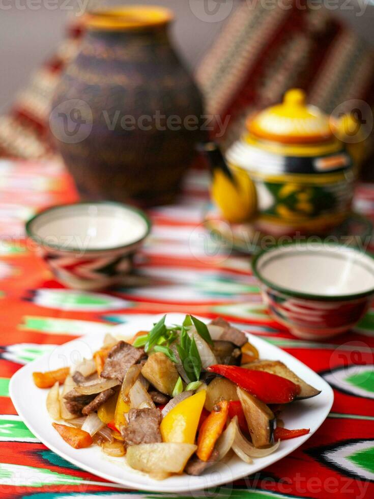 gebraten Rindfleisch Fleisch im Öl mit Kartoffeln, Zwiebeln, Glocke Pfeffer gemäß zu das Uiguren Rezept foto