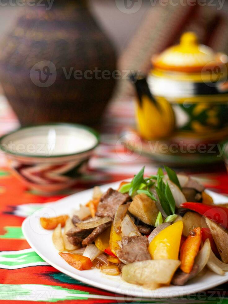 gebraten Rindfleisch Fleisch im Öl mit Kartoffeln, Zwiebeln, Glocke Pfeffer gemäß zu das Uiguren Rezept foto