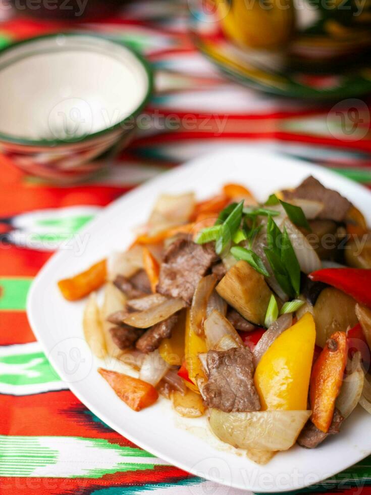 gebraten Rindfleisch Fleisch im Öl mit Kartoffeln, Zwiebeln, Glocke Pfeffer gemäß zu das Uiguren Rezept foto
