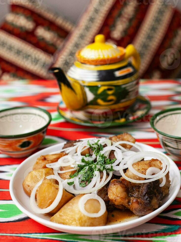 ein orientalisch Gericht von gegrillt Rindfleisch, Kartoffeln und Zwiebeln mit Kräuter. asiatisch Stil foto