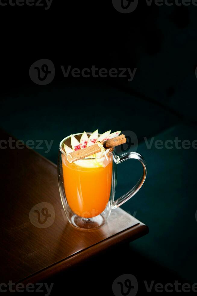 tropisch Orange Cocktail mit Zimt Seite Aussicht foto