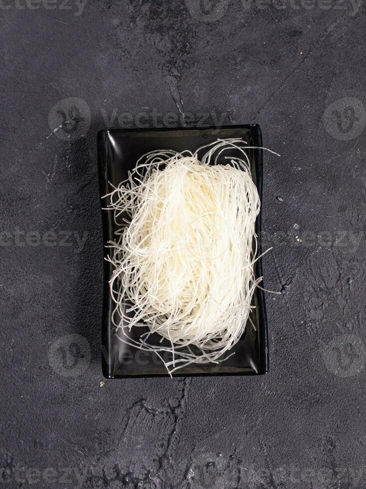 Weiß und roh köstlich funchose auf ein schwarz Platte. Chinesisch Küche, Hotpot Zutat foto
