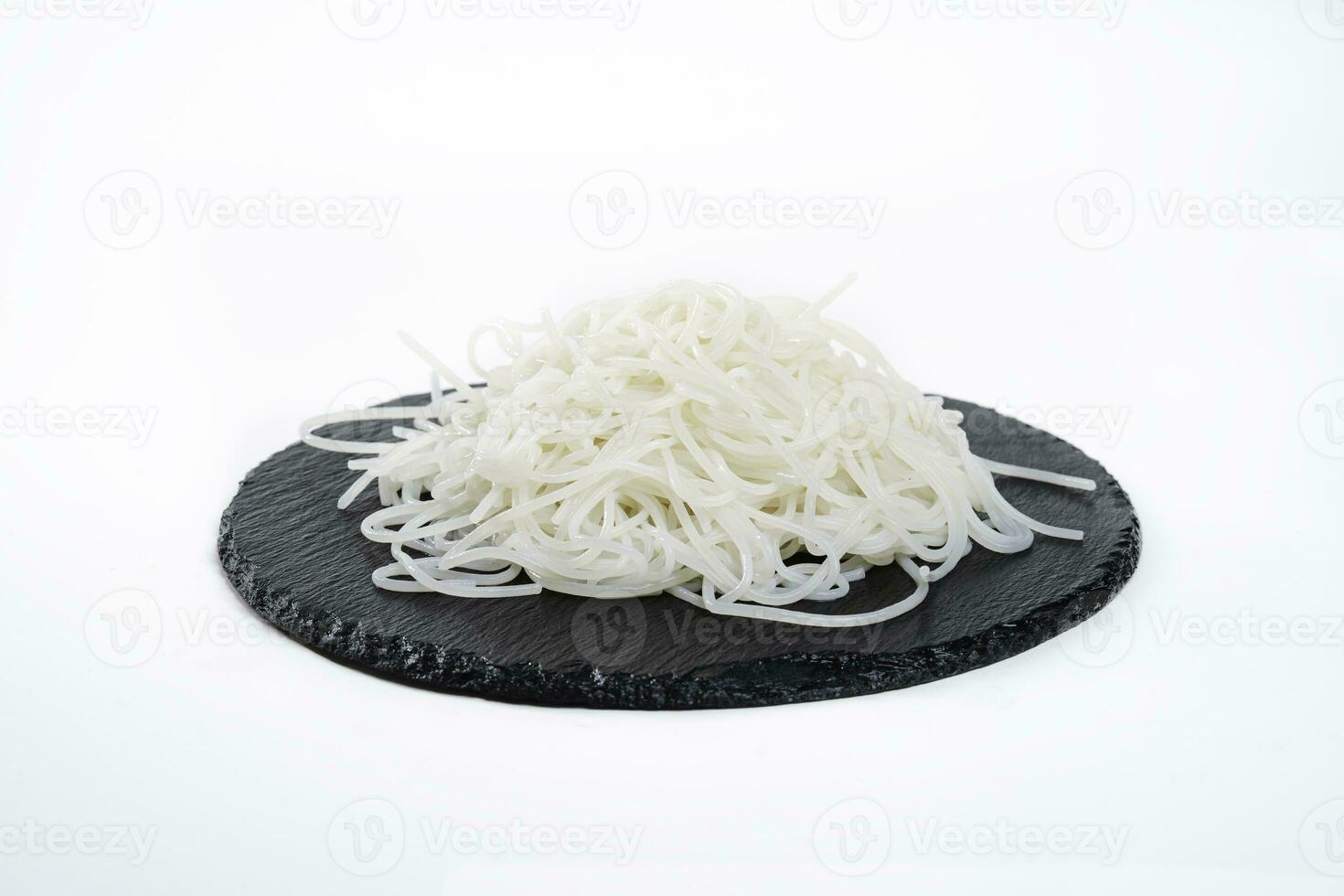 tolle und köstlich Reis Nudeln auf ein schwarz Platte. Garnierung. Aussicht von über. Chinesisch Küche, Hotpot Zutat foto