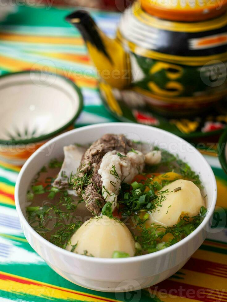 übertreffen Suppe von gekocht Rindfleisch, Kartoffeln und Zwiebeln gemäß zu ein orientalisch Rezept. östlichen Küche, National Gericht foto