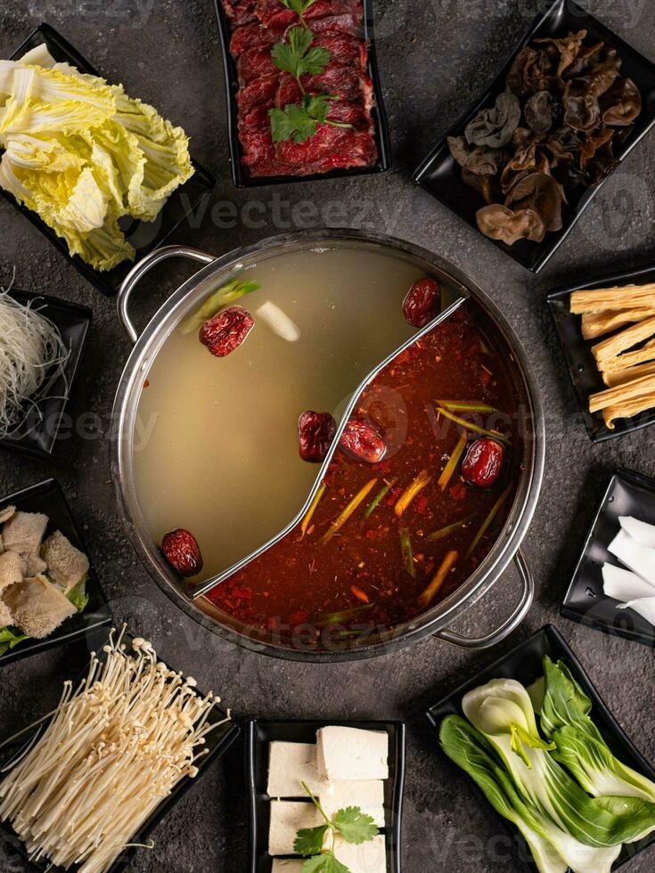 köstlich asiatisch Bouillion mit ein Menge von Zutaten um Es. Aussicht von über. Chinesisch Küche, Zutat zum Hotpot foto