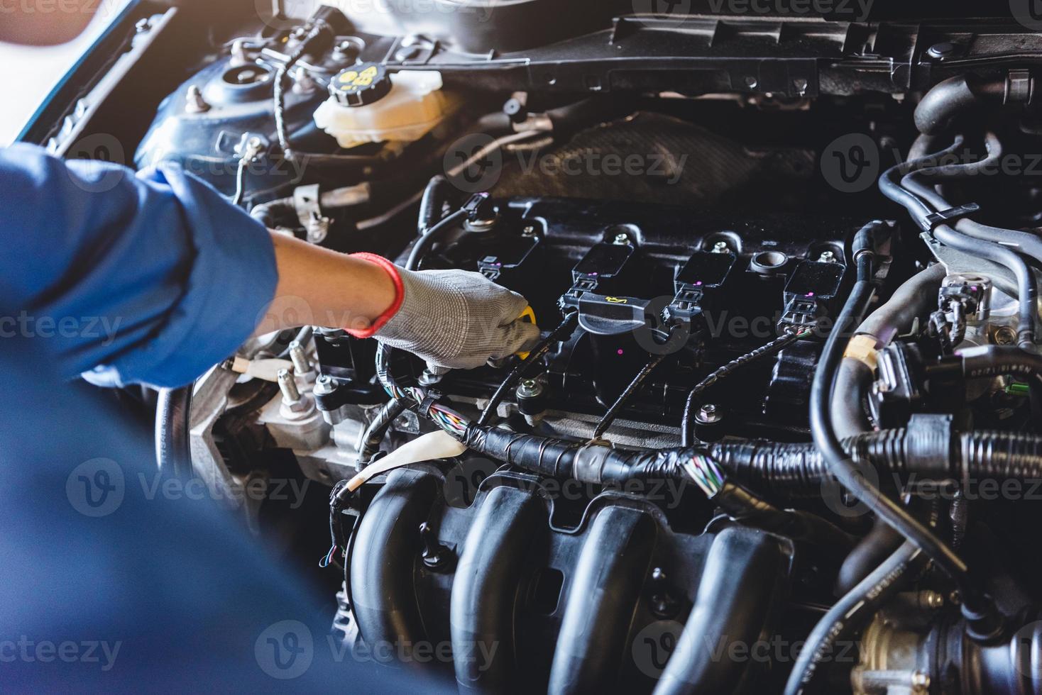 Automechaniker, der das Getriebeöl zum Wartungsfahrzeug hält foto