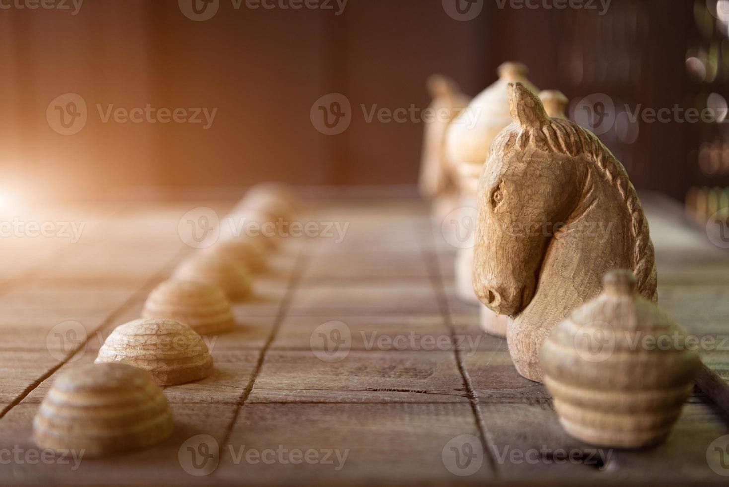 hölzernes thailändisches Schach auf Holzbrett. Strategie- und Hobbykonzept foto