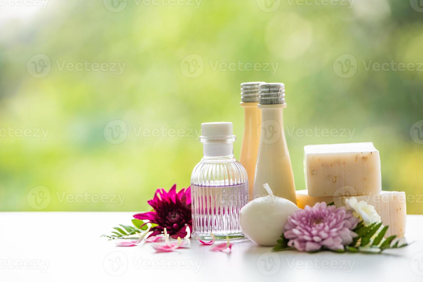 florale Spa-Behandlungen auf weißem Holztisch foto