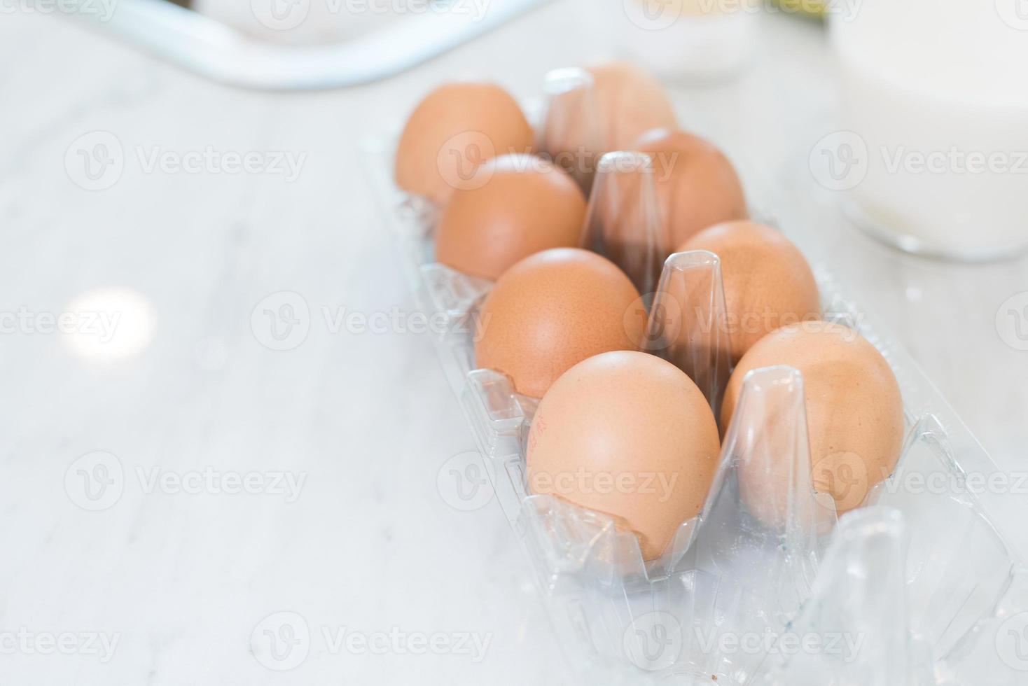 Nahaufnahme von Dutzend Eiern auf dem Tisch zum Kochen in der Küche vorbereiten foto