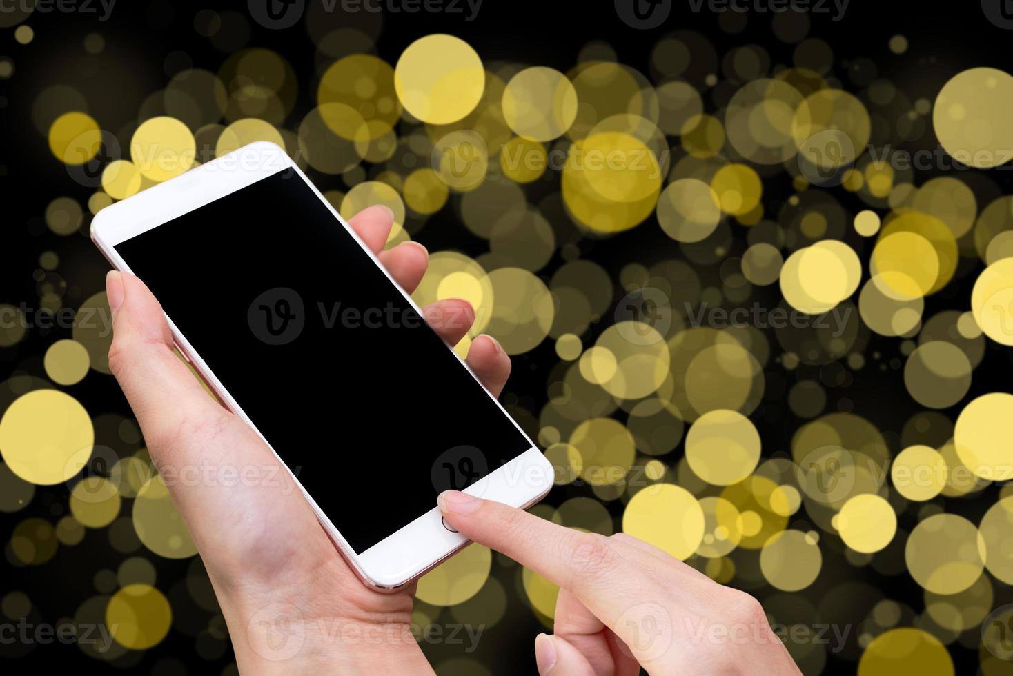 Frau hält Smartphone und Touch-Taste von Hand mit leerem Bildschirm foto