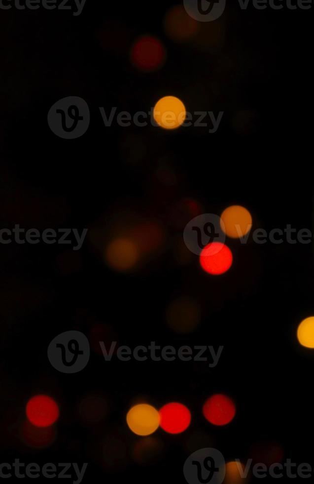 Silvester oder Weihnachtsbaum. verschwommenes Bokeh auf dunklem Hintergrund. foto