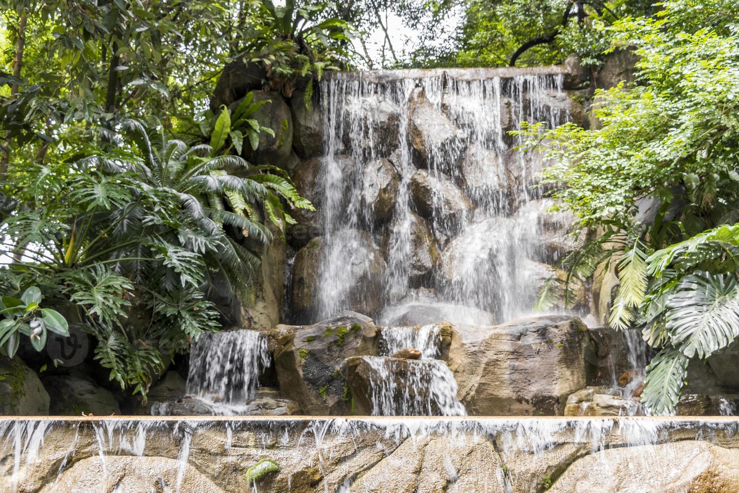 Wasserfall im Botanischen Garten Perdana in Kuala Lumpur, Malaysia. foto