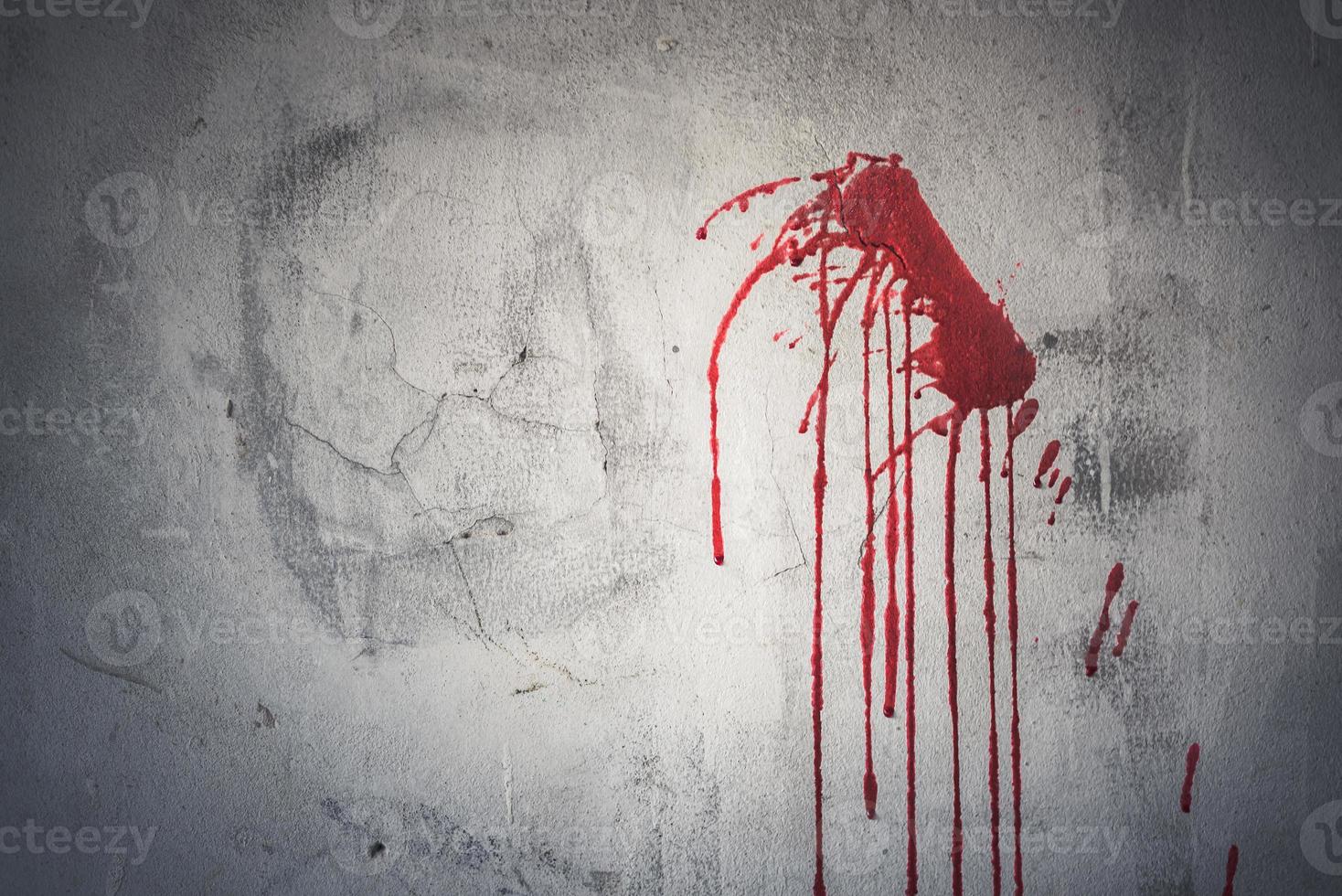 Tropfen roten Blutes an der Wand in einem verlassenen Haus foto