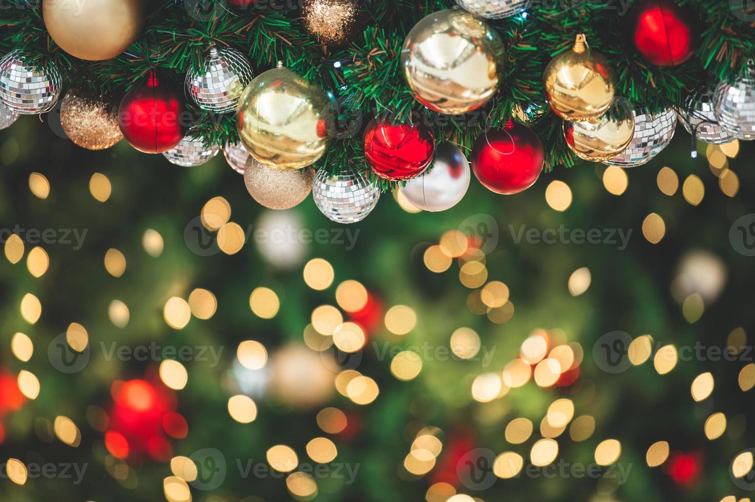 Nahaufnahme von Ornament am Weihnachtsbaum dekorieren foto
