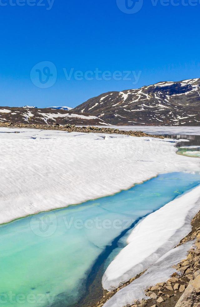 zugefrorener see, vavatn panorama im sommer bei hemsedal, norwegen foto