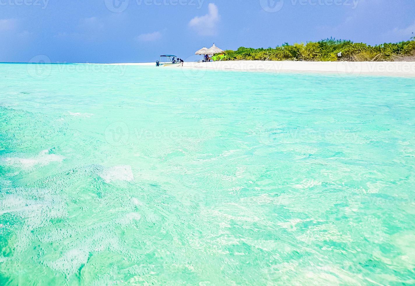 klares Wasser auf den Sandbankinseln Madivaru und Finolhu im Rasdhoo-Atoll, Malediven foto