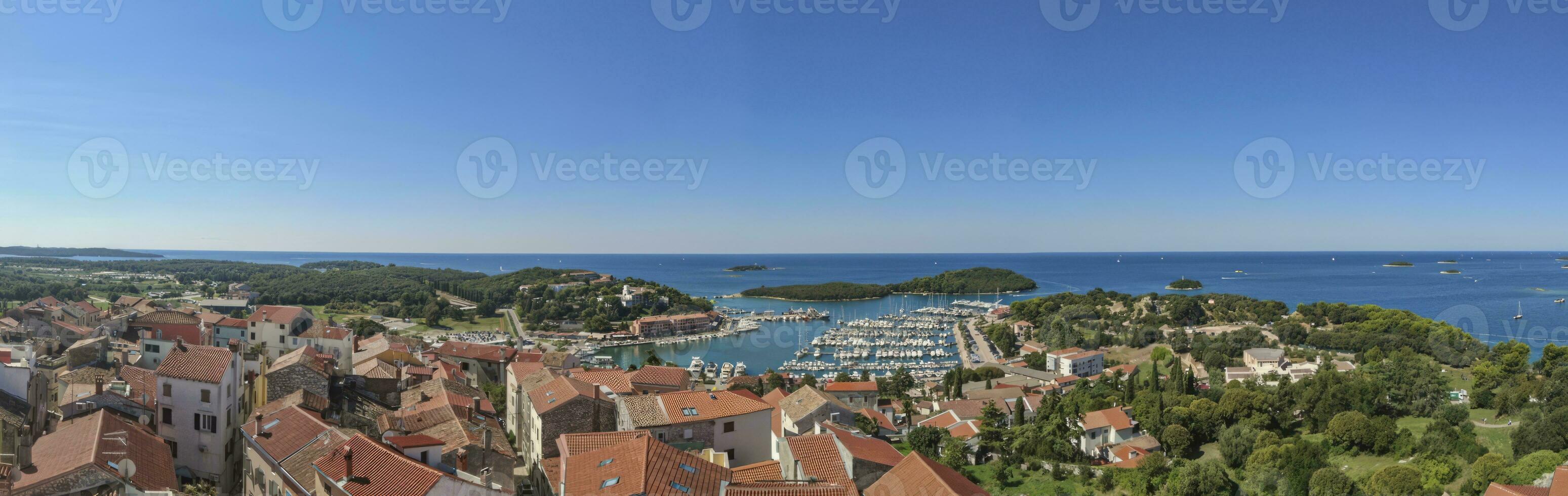 Panorama- Bild von das kroatisch Hafen Stadt, Dorf von vrsar auf das Limski Fjord von das Kirche Glocke Turm foto