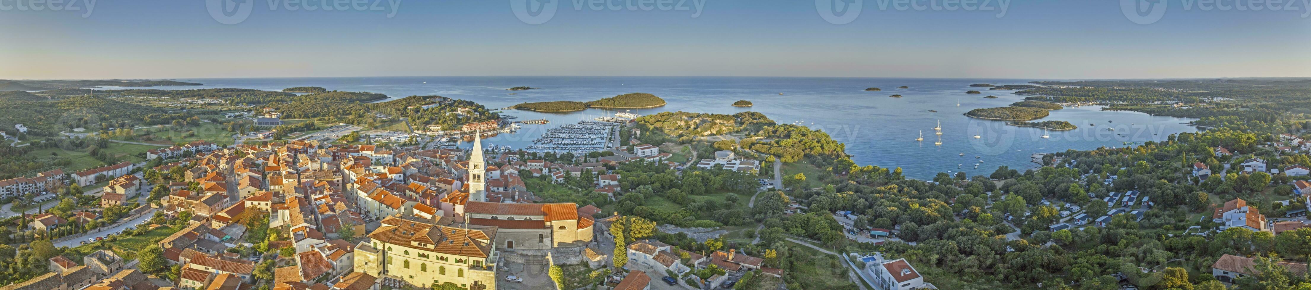 Panorama- Drohne Bild von das kroatisch Hafen Stadt, Dorf von vrsar auf das Limski Fjord von das Kirche Glocke Turm foto