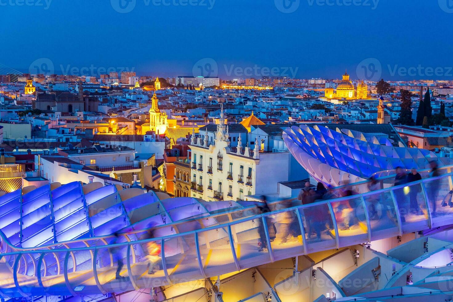Metropol Sonnenschirm hölzern Struktur mit Sevilla Stadt Horizont im das alt Quartal von Sevilla im Spanien foto