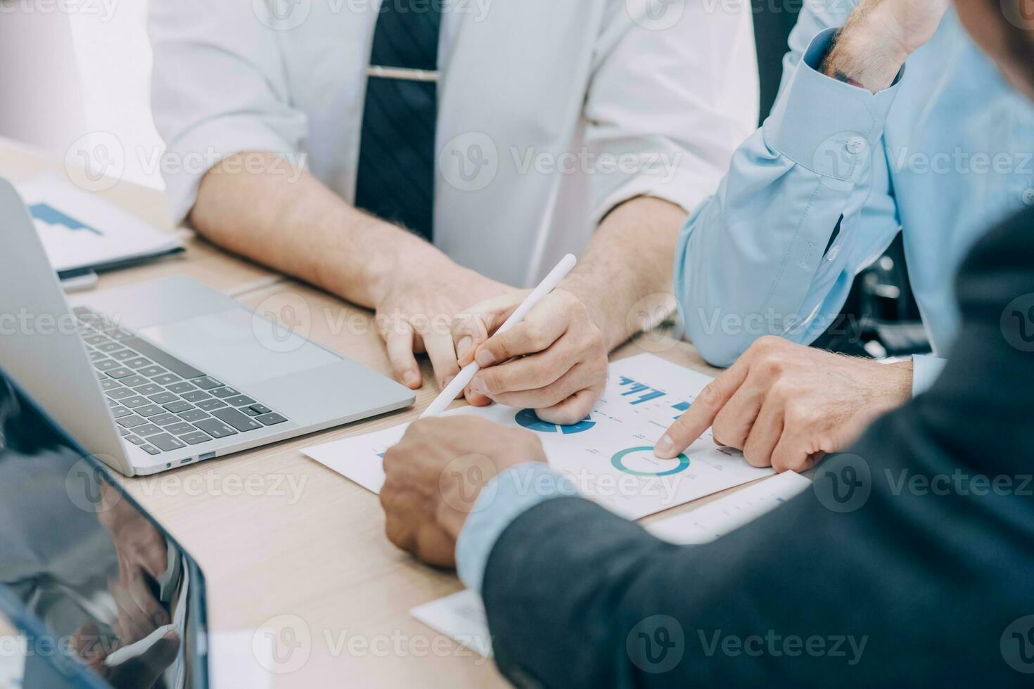 unternehmer und geschäftsleute konferenzen im modernen tagungsraum, glückliche gemischtrassige mitarbeiter haben spaß bei der zusammenarbeit bei bürotreffen, asiatischem teamwork-konzept foto