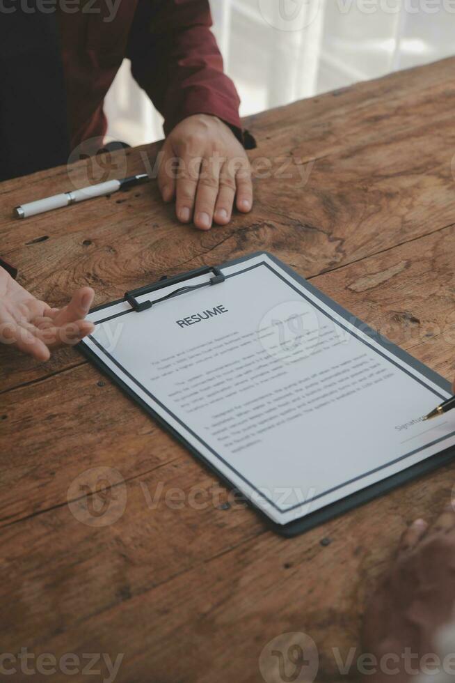 schließen oben Aussicht von Job Interview im Büro, Fokus auf fortsetzen Schreiben Tipps, Arbeitgeber Überprüfung gut Lebenslauf von bereit erfahren Antragsteller, Werber in Anbetracht Anwendung, Std Manager Herstellung Einstellung Entscheidung foto