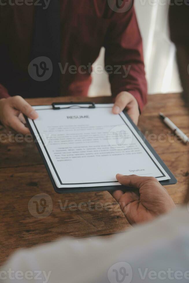 schließen oben Aussicht von Job Interview im Büro, Fokus auf fortsetzen Schreiben Tipps, Arbeitgeber Überprüfung gut Lebenslauf von bereit erfahren Antragsteller, Werber in Anbetracht Anwendung, Std Manager Herstellung Einstellung Entscheidung foto