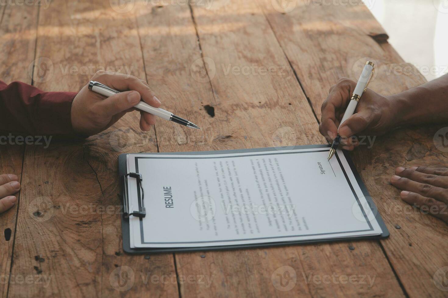 schließen oben Aussicht von Job Interview im Büro, Fokus auf fortsetzen Schreiben Tipps, Arbeitgeber Überprüfung gut Lebenslauf von bereit erfahren Antragsteller, Werber in Anbetracht Anwendung, Std Manager Herstellung Einstellung Entscheidung foto