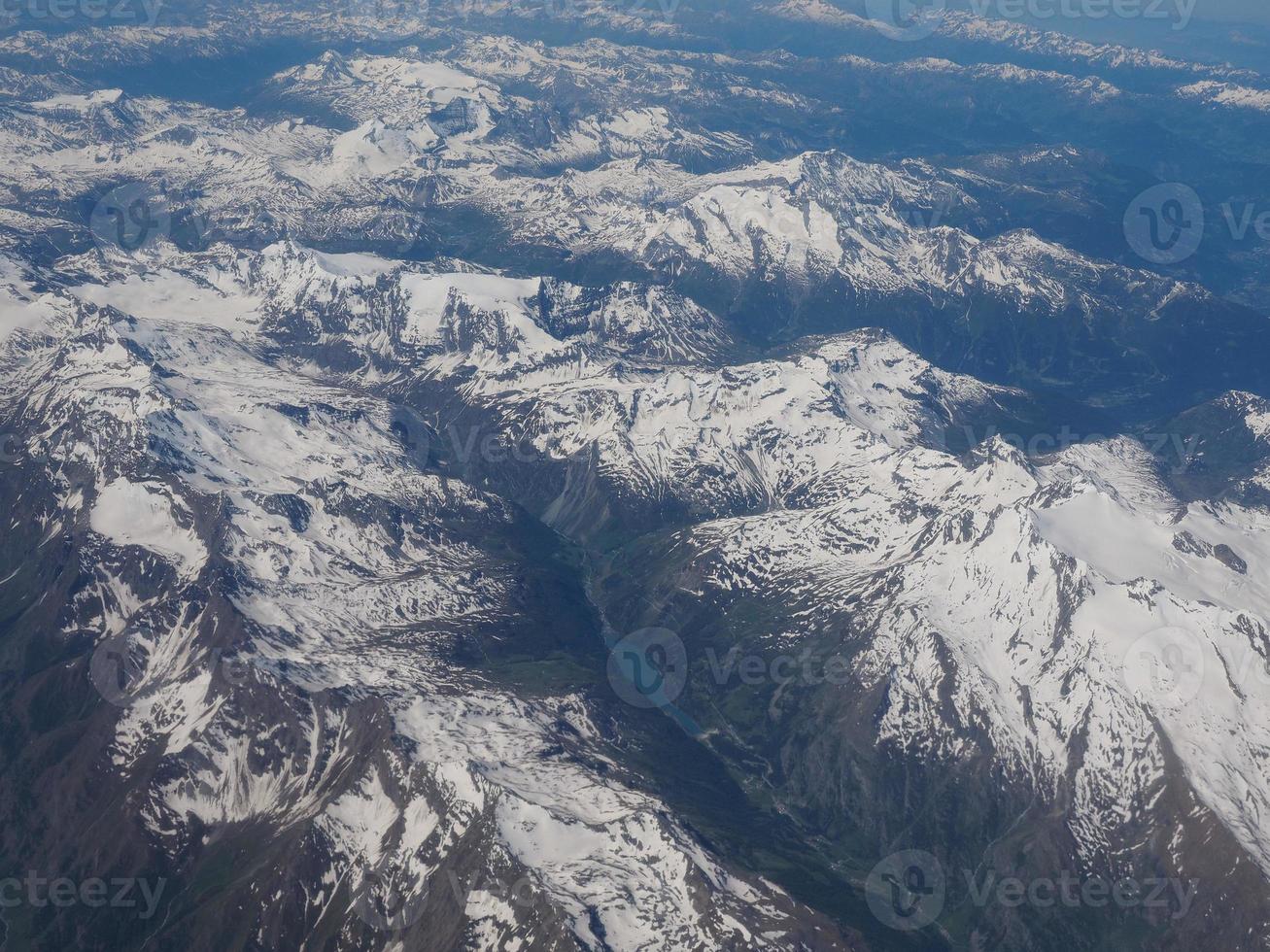 Luftaufnahme der Alpen zwischen Italien und der Schweiz foto